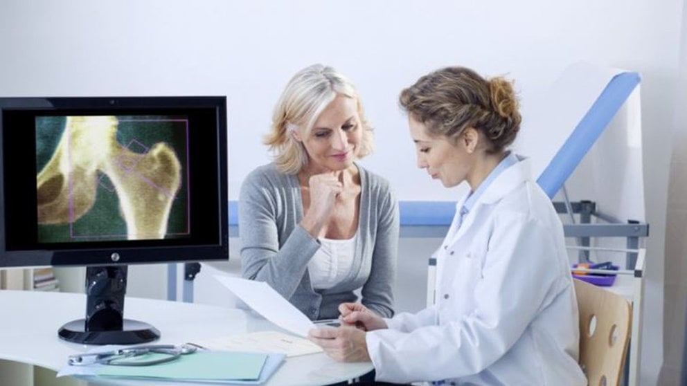 Una paciente acude al médico para revisar sus huesos, en una imagen para la osteoporósis ARCHIVO