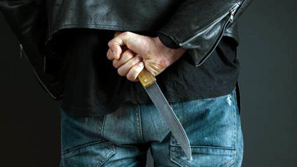 Un hombre sujeta un cuchillo escondido. ARCHIVO.