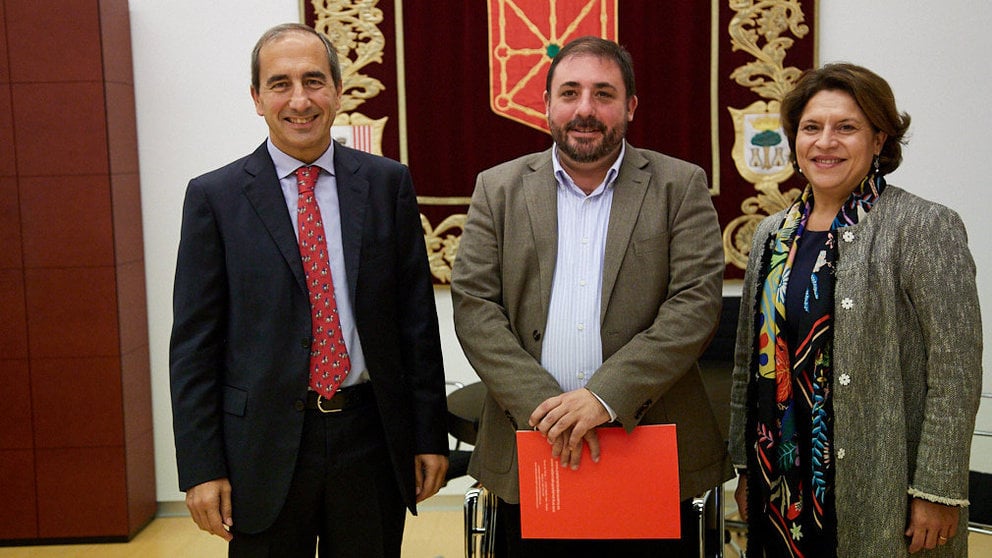 El presidente del Parlamento de Navarra, Unai Hualde, recibe al rector de la Universidad de Navarra, Alfonso Sánchez Tabernero. IÑIGO ALZUGARAY