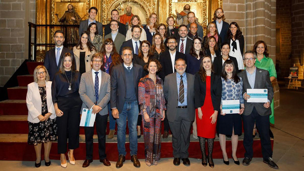 Los oncólogos médicos que han recibido las Becas SEOM 2019 junto a Miguel Indurain CEDIDA