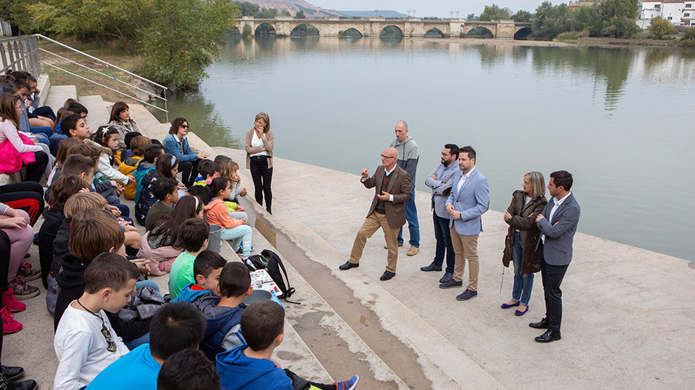 El consejero Bernardo Ciriza, en una actividad en el río Ebro con alumnos del colegio Griseras de Tudela GOBIERNO DE NAVARRA