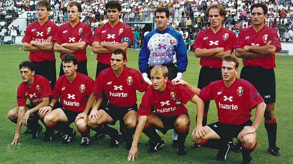 Una alineación de Osasuna en 1990 en un partido en El Sadar.