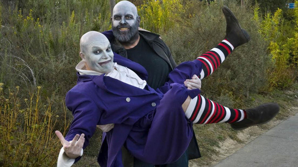 Dos personajes disfrazados por Halloween en Sendaviva CEDIDA