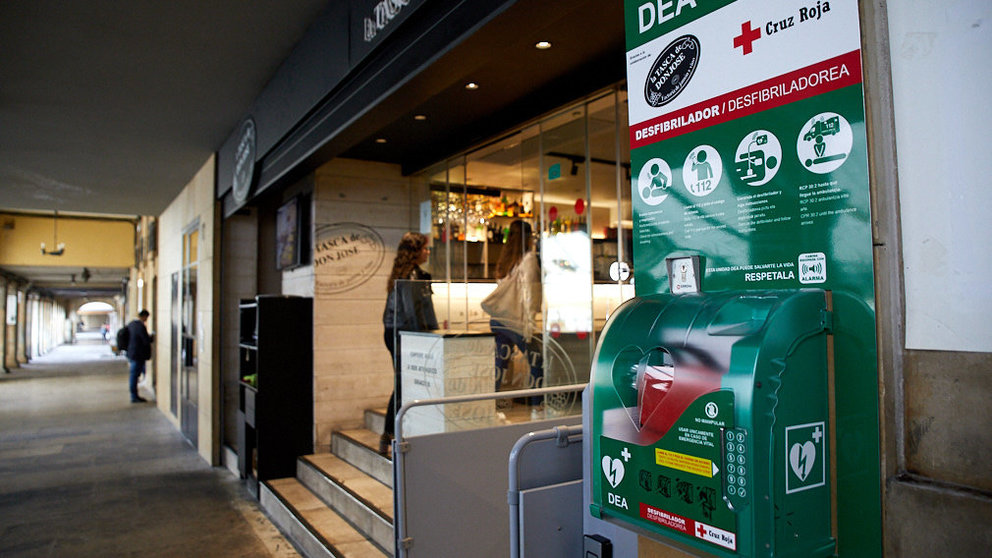 Cruz Roja Navarra y La Tasca de Don José presentan un desfibrilador semiautomático instalado en los accesos de este establecimiento y disponible las 24 horas del día. IÑIGO ALZUGARAY