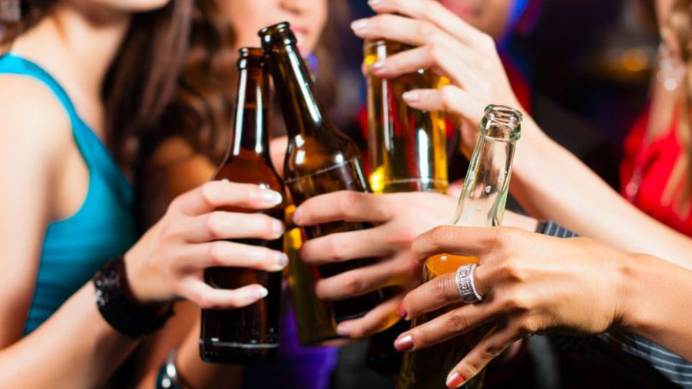 Varias personas bebiendo cerveza en un bar ARCHIVO