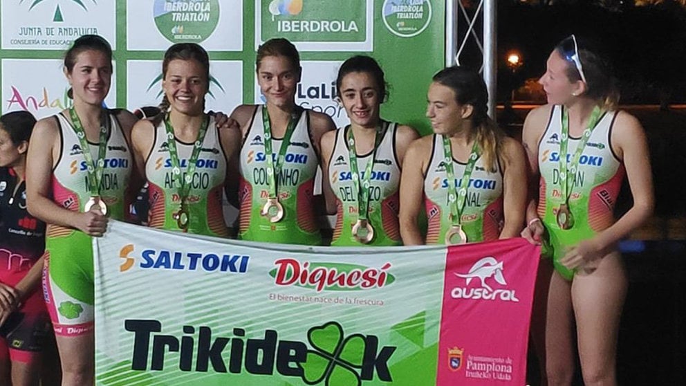 Equipo femenino del eqipo de triatlón Saltoki en el podium. Cedida.