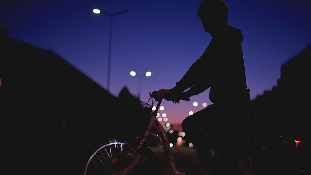 Un ciclista circula con su bicicleta durante la noche. ARCHIVO.