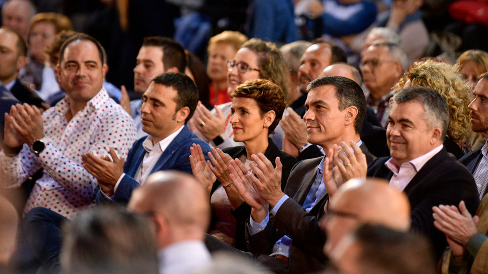 Pedro Sánchez junto a Maite Esporrín, Toni Magdaleno, Santos Cerdán y María Chivite en mitin electoral en Pamplona. PABLO LASAOSA 6