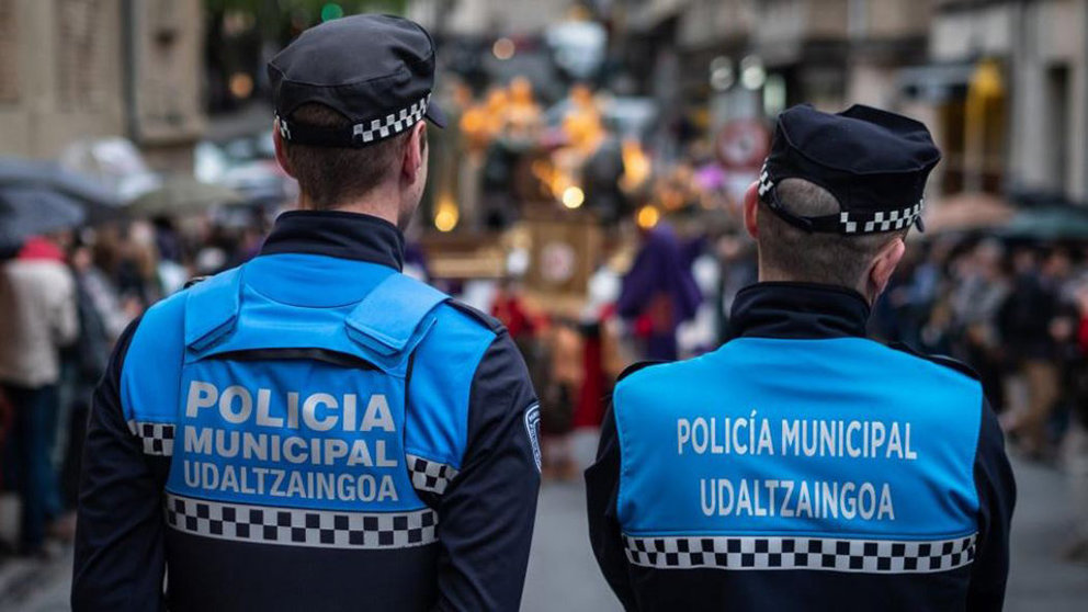 Dos agentes de la Policía Municipal de Pamplona patrullan en la capital navarra POLICÍA MUNICIPAL DE PAMPLONA