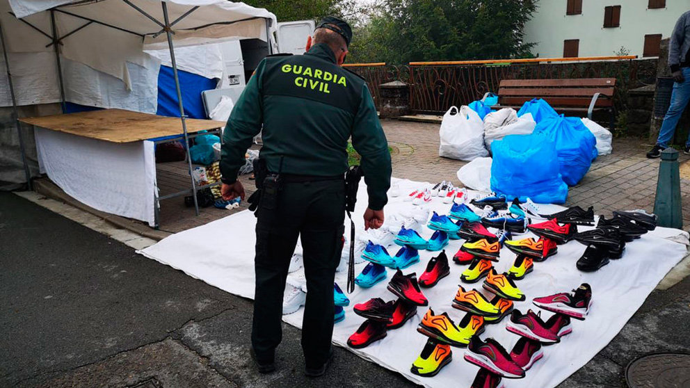 Zapatillas de deporte falsificadas interceptadas en Elizondo. GUARDIA CIVIL