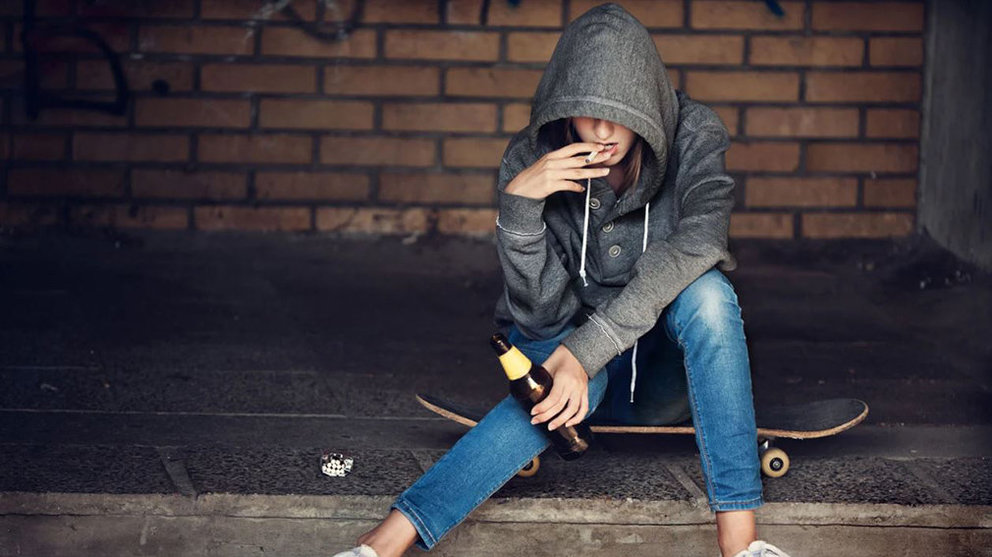 Una joven adolescente fumando y bebiendo ARCHIVO