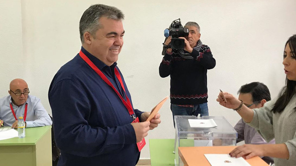 El candidato del PSN al Congreso, Santos Cerdán, vota en Milagro CEDIDA