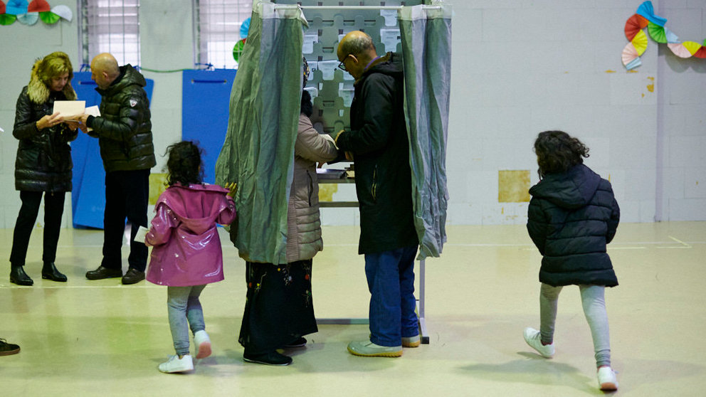 Miles de personas votan por tercera vez en este año 2019 en las elecciones del 10N. PABLO LASAOSA 3