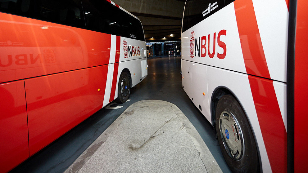 El consejero Bernardo Ciriza, asiste a la presentación de los nuevos autobuses NBUS, de las líneas interurbanas, que reciben financiación del Gobierno de Navarra. IÑIGO ALZUGARAY