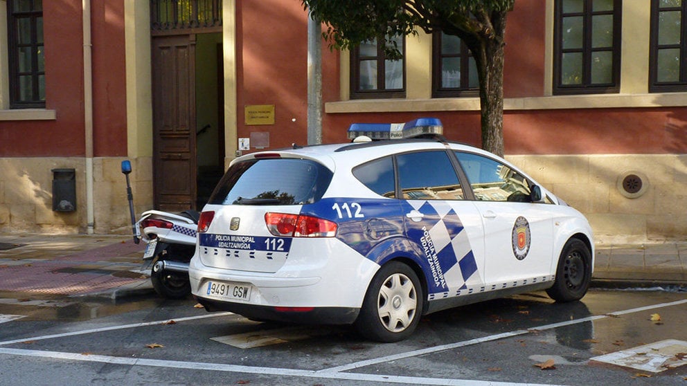 Coche y moto de la policía municipal de Estella junto a la comisaría
