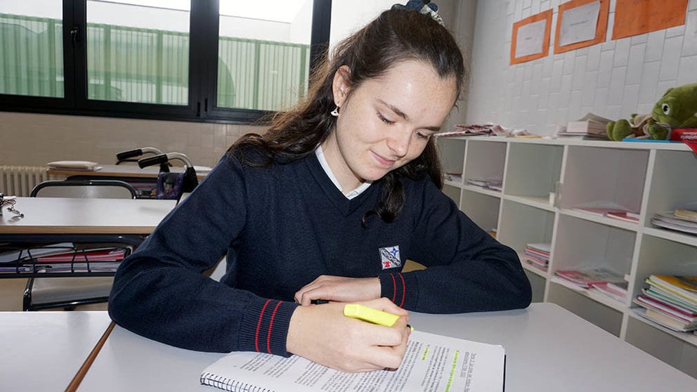 Lucía Sastre Villanueva, alumna del colegio Irabia-Izaga, ha obtenido el 1º puesto del Premio Extraordinario de Educación Secundaria Obligatoria de Navarra del curso 2018-2019.