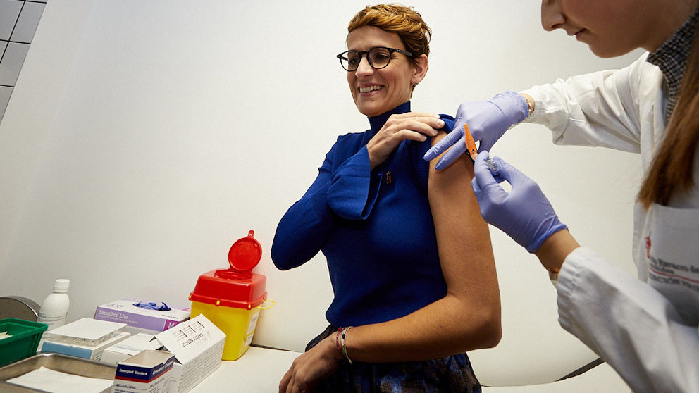 La presidenta del Gobierno de Navarra, María Chivite, acude al Centro de Salud del II Ensanche para recibir la vacuna de la gripe. IÑIGO ALZUGARAY