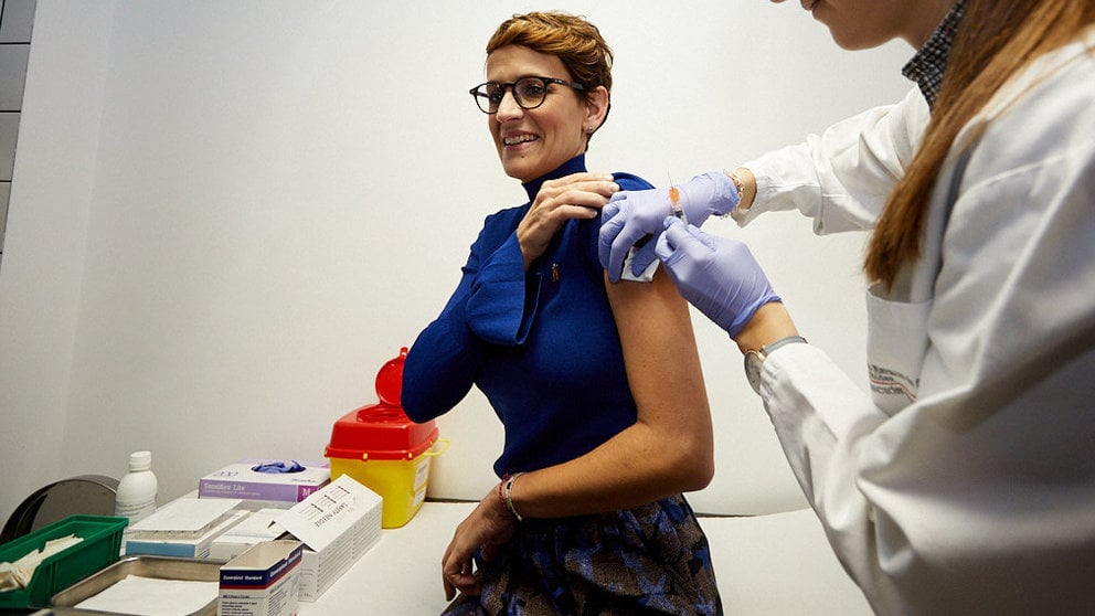 La presidenta del Gobierno de Navarra, María Chivite, acude al Centro de Salud del II Ensanche para recibir la vacuna de la gripe. IÑIGO ALZUGARAY