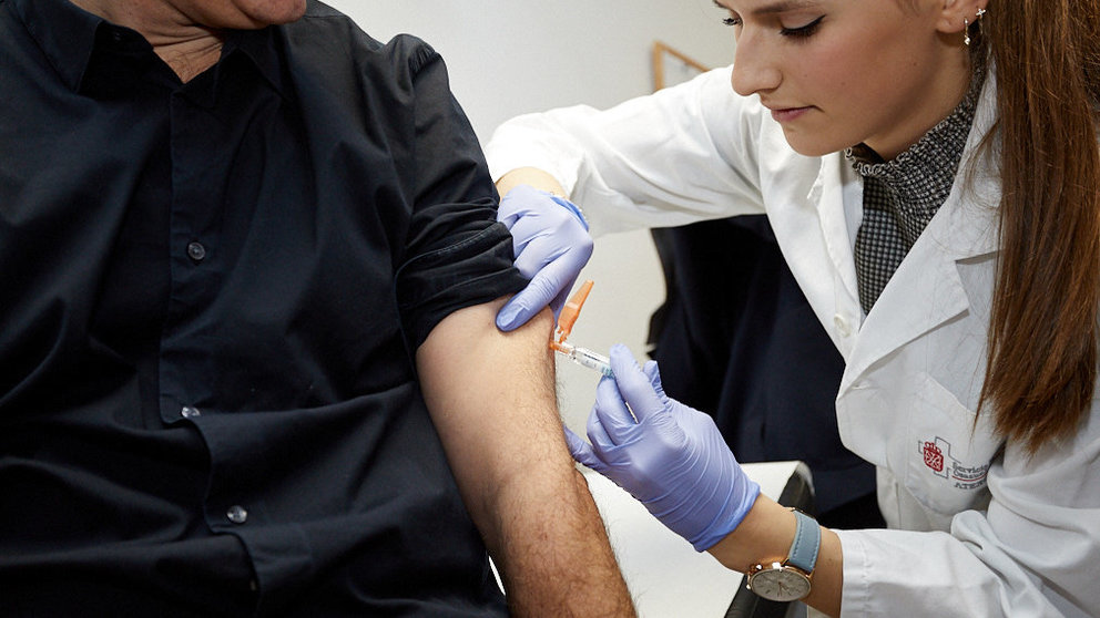 El consejero de Políticas Migratorias y Justicia, Eduardo Santos, recibe la vacuna de la gripe en el Centro de Salud del II Ensanche de Pamplona. IÑIGO ALZUGARAY