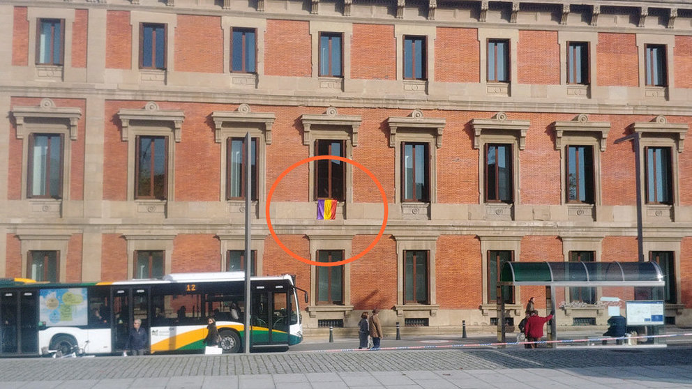 La bandera republicana cuelga desde una de las ventanas del Parlamento de Navarra. NAVARRACOM