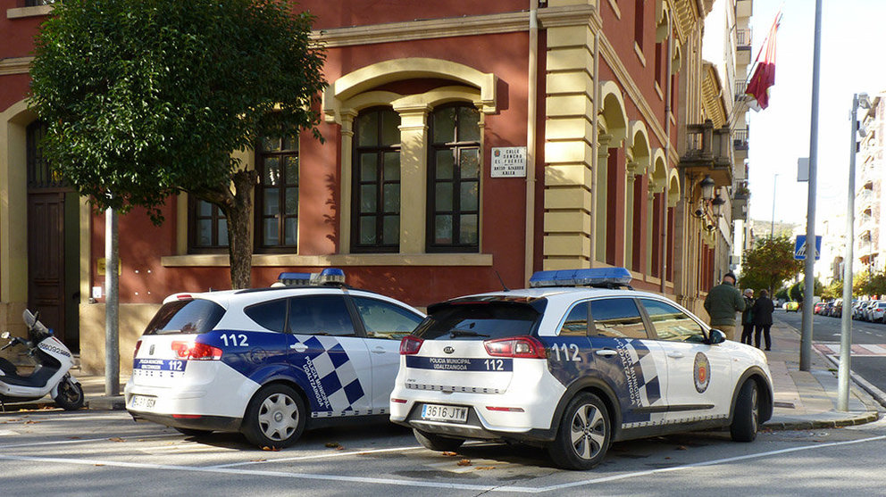 coches de policía municipal de Estella junto al Ayuntamiento