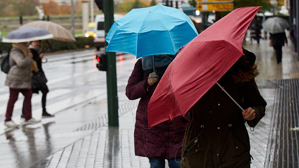 Mañana de viento y lluvia en Pamplona. IÑIGO ALZUGARAY