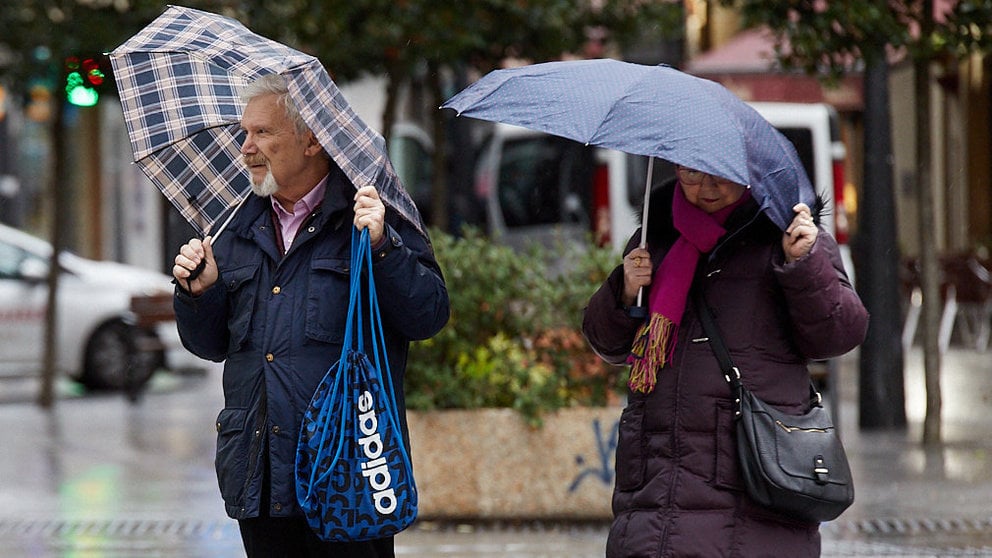 Mañana de viento y lluvia en Pamplona. IÑIGO ALZUGARAY