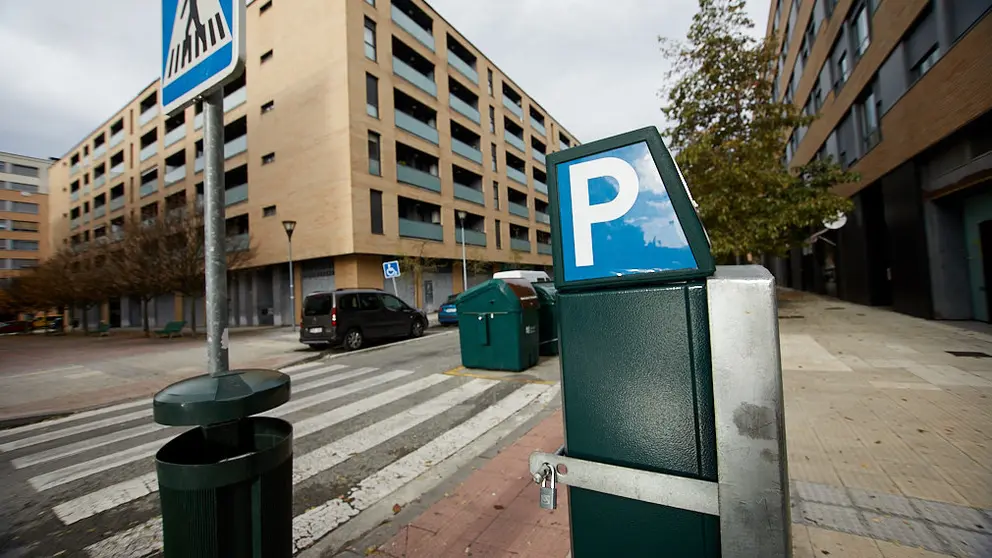 Implantación del estacionamiento regulado, conocido como 'Zona Azul', en el barrio de la Rotxapea de Pamplona. IÑIGO ALZUGARAY