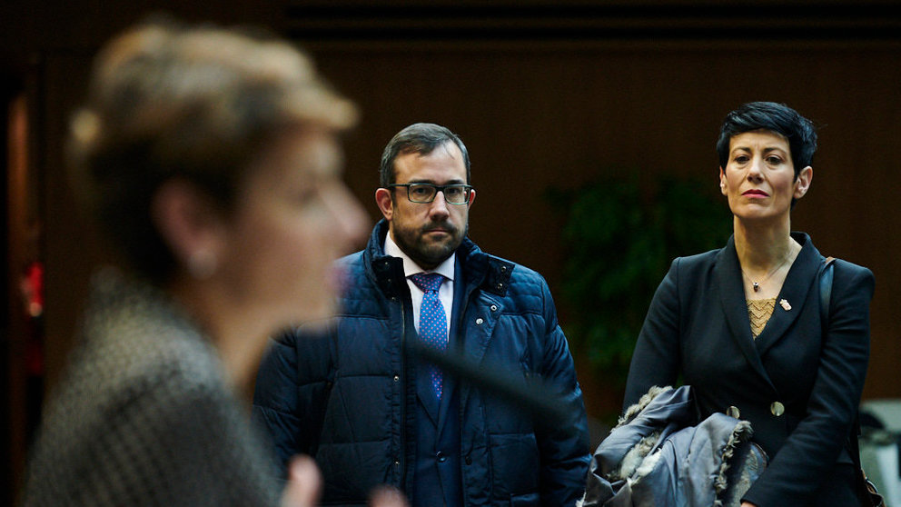 La presidenta del Gobierno de Navarra, María Chivite (i), hace declaraciones a los medios bajo la mirada de su vicepresidente, Javier Remírez y su consejera de Hacienda, Elma Sáiz (d). PABLO LASAOSa