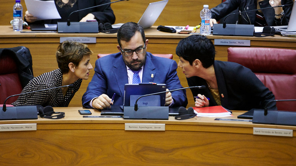 El vicepresidente del Gobierno de Navarra, Javier Remírez (c) consulta su tablet mientras María Chivite (i) habla con Elma Sáiz. PABLO LASAOSA