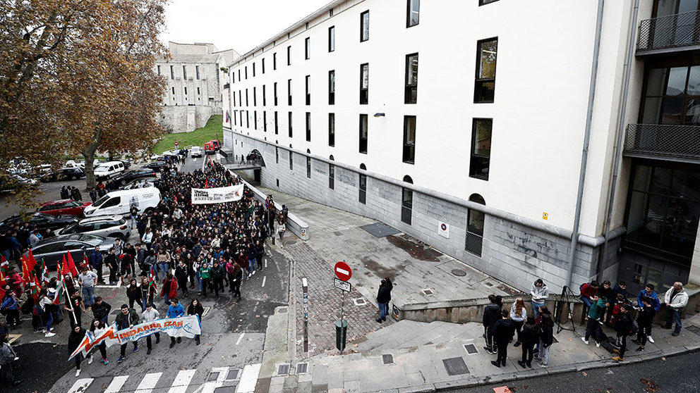 Estudiantes se manifiestan en Pamplona por una educación &#39;pública y soberana&#39;. EFE/JESÚS DIGES