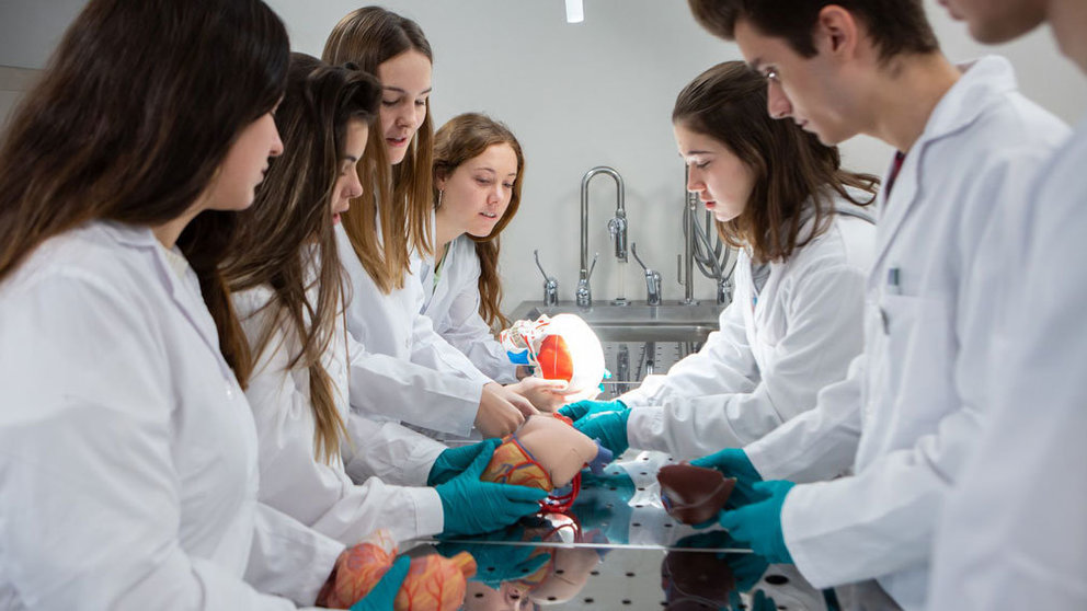 Estudiantes observan modelos anatómicos en una de las mesas de tanatopraxia. CEDIDA