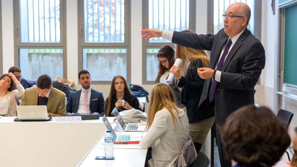 José Luis Ramírez durante la sesión con alumnos que mantuvo en la Facultad de Derecho de la Universidad de Navarra. CEDIDA