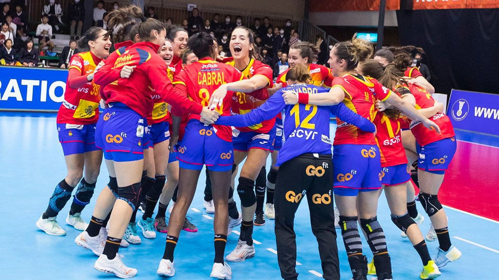 La selección española femenina celebra la victoria sobre Montenegro en Japón. RFEBM.