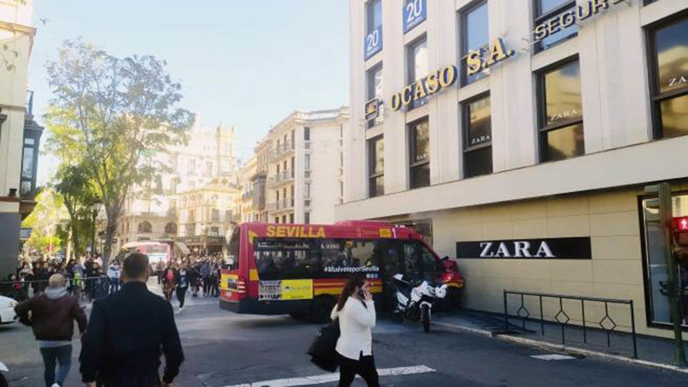 Autobús de Sevilla empotrado con un escaparate de Zara.EUROPA PRESS