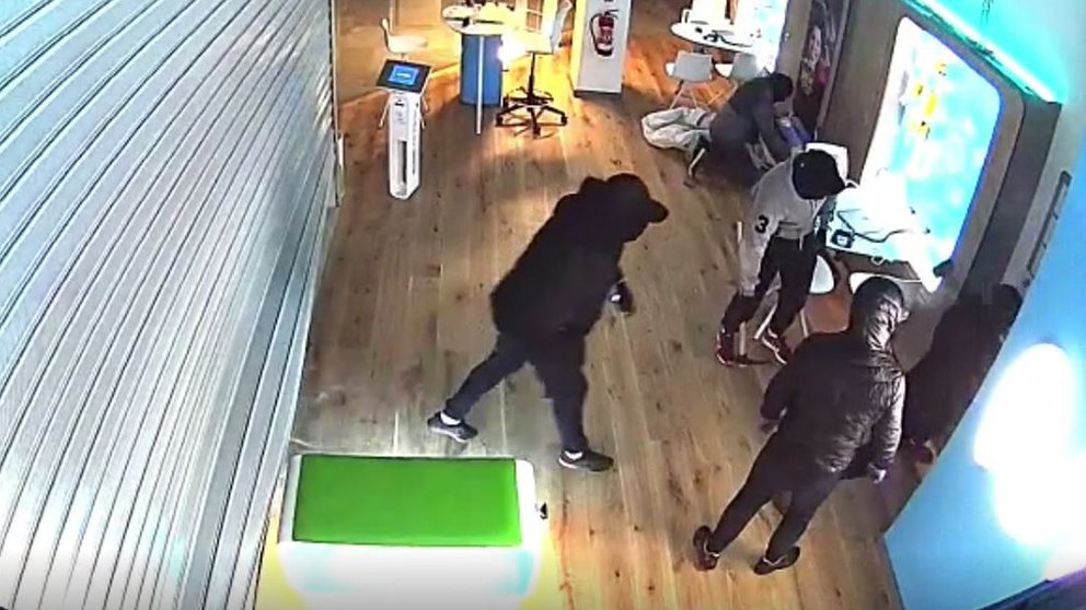 Una banda robando en una tienda de telefonía móvil POLICÍA NACIONAL