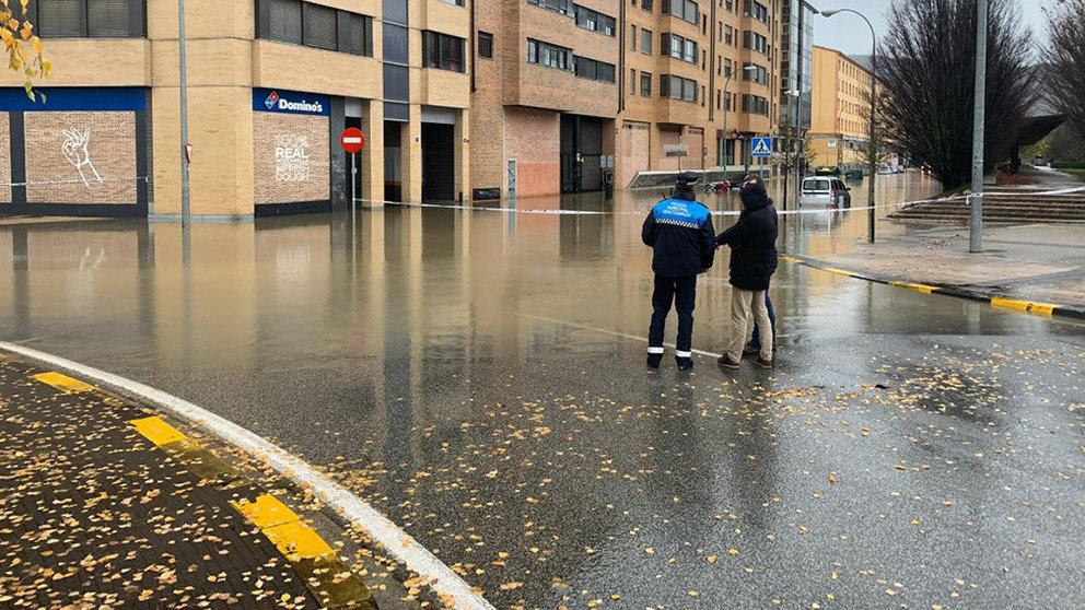 La plaza Pompeyo de la Rochapea inundada por las fuertes lluvias. POLICÍA MUNICIPAL
