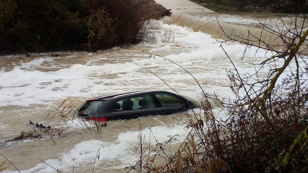 Un vehículo bajo el agua de las inundaciones en Navarra BOMBEROS NAVARRA