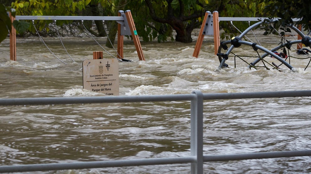 Desbordamiento del río Arga a su paso por Pamplona. IÑIGO ALZUGARAY