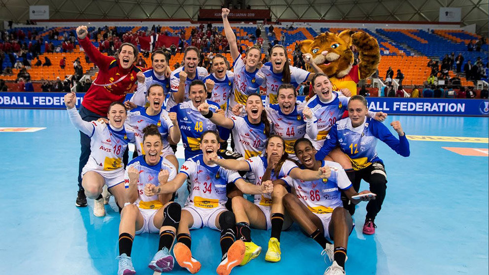 Felicidad completa de la Selección Española tras alcanzar la final del Mundial de balonmano femenino en Japón. @RFEBalonmano.