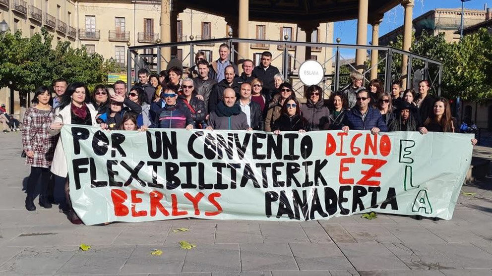 Concentración en Tafalla de trabajadores de Berlys CEDIDA