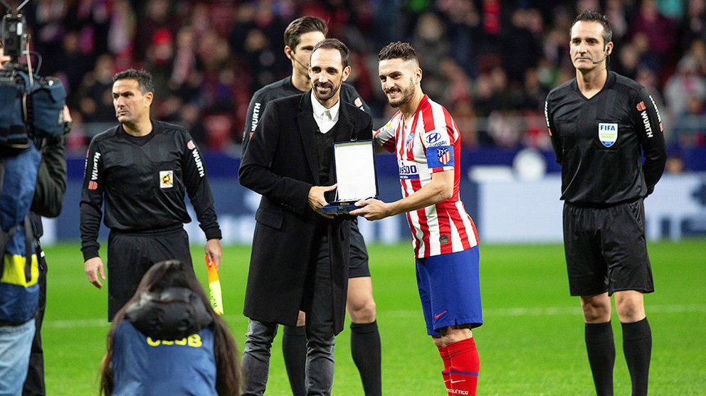 Juanfran Torres recibe el homenaje del Atlético de Madrid ante Osasuna en el Wanda. EFE.
