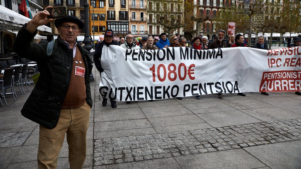 Organizaciones de pensionistas registran sus demandas en el Parlamento de Navarra por unas pensiones dignas para los Presupuestos de Navarra 2020. IÑIGO ALZUGARAY