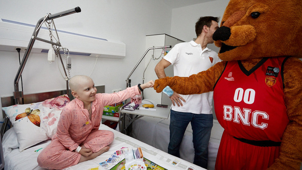 El equipo de baloncesto Basket Navarra visita a los niños y niñas ingresados en el Hospital Materno-Infantil del CHN. IÑIGO ALZUGARAY
