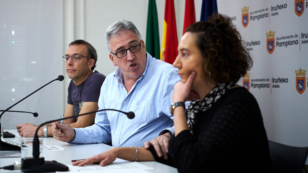 Los concejales de EH Bildu Endika Alonso (i), Joseba Asirón (c) y Marian Aldaia ofrecen una rueda de prensa para posicionarse en contra de los presupuestos de Pamplona. PABLO LASAOSA