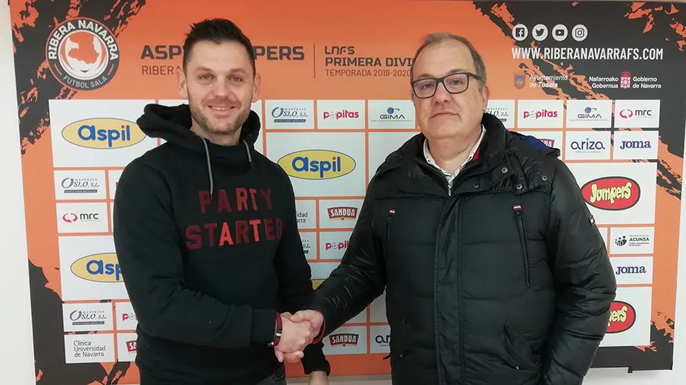 Samuel Pozos estrecha la mano del presidente del Ribera Navarra FS. Cedida.