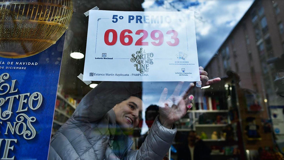 Administración de Martín Azpilicueta, en Pamplona, con el cartel de un número agraciado en el sorteo de Navidad PABLO LASAOSA