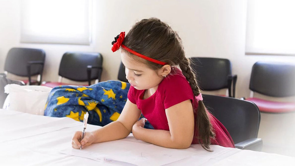 Una niña escribe su carta a los Reyes Magos ARCHIVO