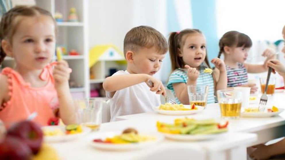Niños comiendo en un comedor escolar ARCHIVO