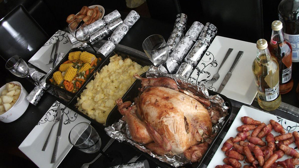 Imagen de archivo de una mesa de Navidad preparada con diferente comida. ARCHIVO